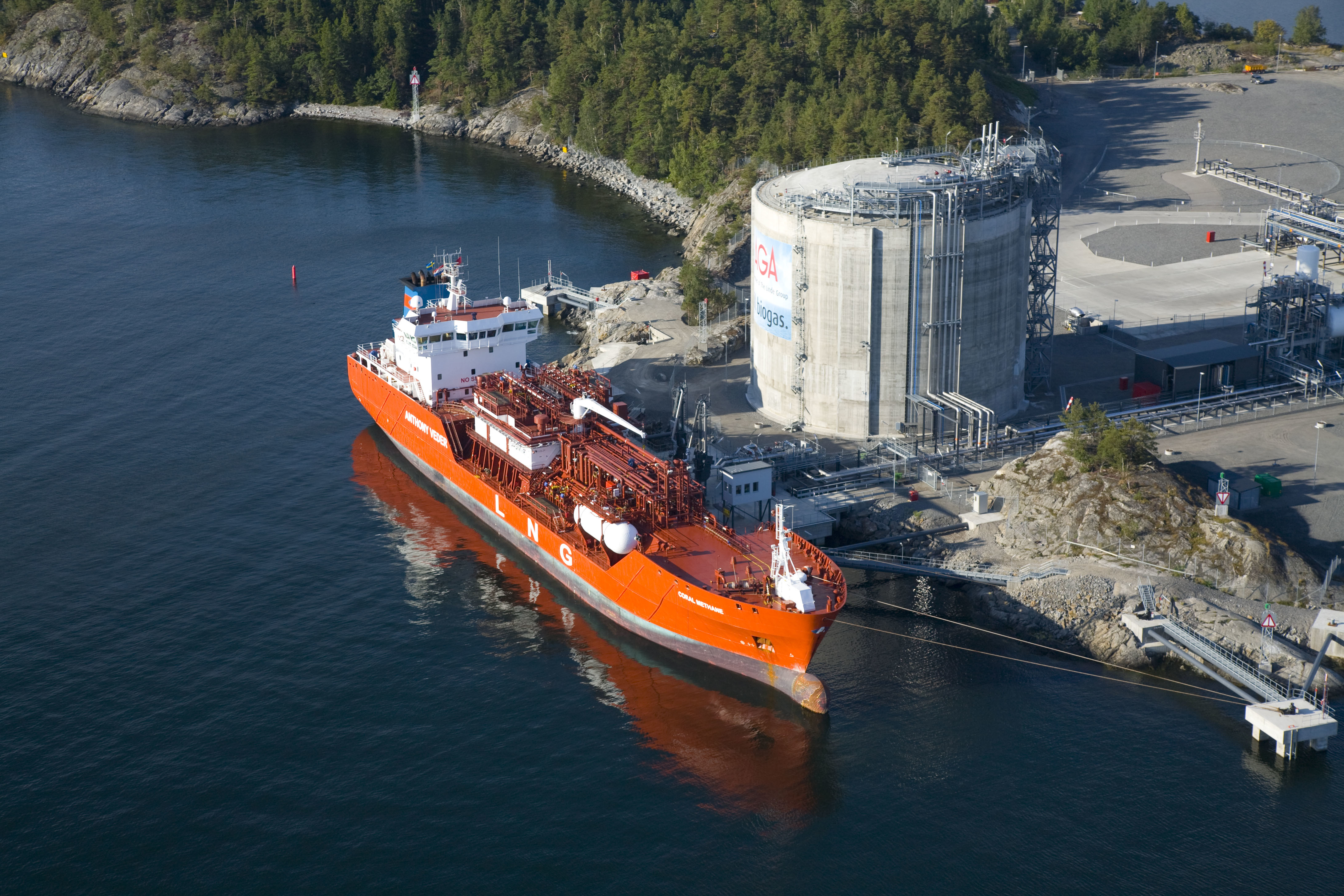 An LNG tanker docks at a terminal.  Courtesy of Wikimedia Commons